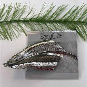 🍭 silver tone feather scarf clip